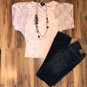 Small IZ Byer lace blouse 💕